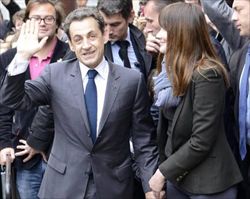 Nikolas Sarkozy con la moglie Carla Brubni (Ansa).
