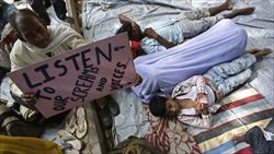 Una manifestazione di protesta dei parenti delle vittime di Bhopal (foto Reuters).