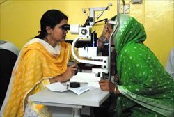 Oculista al lavoro in un ospedale oftalmico gestito in Nepal da Cbm. Foto di Severino Marcato/Famiglia Cristiana.