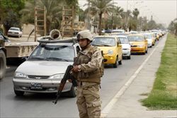Un checkpoint dell'esercito iracheno in una strada di Baghdad (foto Reuters).