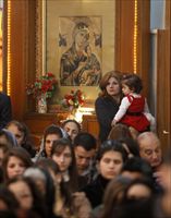 Fedeli alla messa nella chiesa della Vergine Maria a Baghdad (foto Reuters).