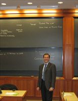 Dante Roscini durante una delle sue lezioni di economia a Boston.