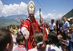 Il vescovo lefevriano Bernard Fellay incontra i fedeli dopo una cerimonia di ordinazione a Econe, in Svizzera, nel giugno 2009 (Reuters).
