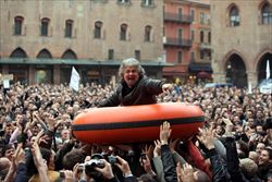 Beppe Grillo "sostenuto" dagli elettori del Movimento 5 stelle (Ansa).