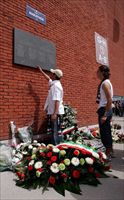 La lapide posta nel 2005 nello stadio Heysel in memoria dei 39 tifosi italiani morti nel 1985 (foto Reuters).
