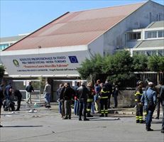 La scuola "Morvillo-Falcone" di Brindisi dopo l'attentato (Foto Ansa).