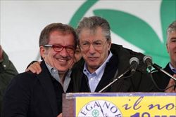 Roberto Maroni e Umberto Bossi (foto sopra e di copertina: Ansa).