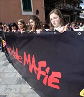 Giovani a una manifestazione contro la mafia.