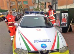 Leye con una volontaria italiana dell'Associazione Humanitas di Salerno.