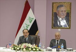 Il premier iracheno Al Maliki (a sinistra) con il vicepremier e ministro per il Petrolio Al Shahristani (foto Reuters).