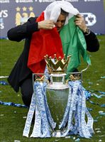 Roberto Mancini festeggia la vittoria del Manchester City con la bandiera italiana (foto del servizio: Reuters).