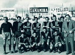 Vito Sante Miolli (secondo da sinistra accosciato) quando giocava nel Cagliari.