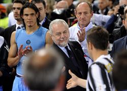 Il presidente del Napoli Aurelio De Laurentiis stringe la mano ad Alessandro Del Piero durante la cerimonia di premiazione della Tim Cup tra Juventus e Napoli allo stadio Olimpico di Roma (Ansa).