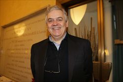 Ermes Ronchi è l'autore del volume allegato a "Famiglia Cristiana". È direttore del Centro culturale della Corsia dei servi di Milano.