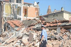 Un edificio distrutto dal terremoto a Cavezzo (Foto Ansa).