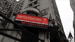 A San Paolo (Brasile), l'impostometro comunica in tempo reale la somma pagata in tasse dai cittadini (foto Reuters).