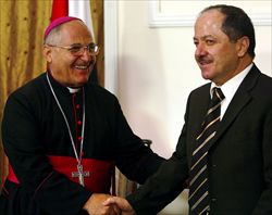 Mons. shlemon Warduni con il premier Al Maliki (foto Reuters).
