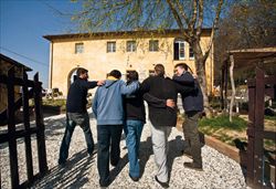 Un gruppo di ragazzi ospiti della comunità d'accoglienza Il Doccio a Bientina, in provincia di Pisa. Foto di Paolo Siccardi/Sync.
