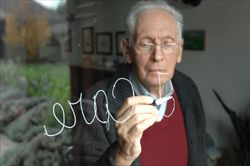 Mario Lodi scrive "I care", il motto di don Milani sul vetro di una finestra.