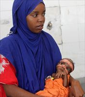 Una madre col figlio gravemente malnutrito all'ospedale Banadir di Mogadiscio (Foto: Reuters).