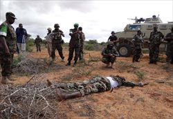 Militari della forza di pace intorno al corpo di combattente Shabab ucciso (Foto: Reuters).