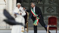 Benedetto XVI e Giuliano Pisapia, sindaco di Milano, ieri in piazza del Duomo (foto Reuters).