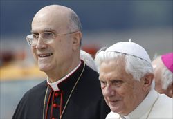 Il cardinale Bertone con papa Benedetto XVI (questa foto e copertina: Reuters).
