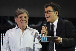 Beppe Carletti e Fabrizio Frizzi sul palco del concerto per l'Emilia (Ansa).