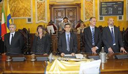 Gli assessori finora nominati dal sindaco Pizzarotti, al centro della foto (Ansa).
