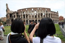 Turisti giapponesi davanti al Colosseo, uno dei siti culturali italiani più visitati in assoluto.