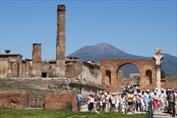 Il fascino di Pompei, nonostante i crolli, resta fortissimo.