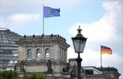 La bandiera dell'Unione europea sventola sul Reichstag, a Berlino. Foto Ansa.