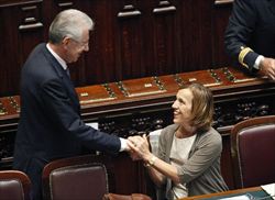 Il ministro del Lavoro Elsa Fornero insieme con il premier Monti (Ansa).