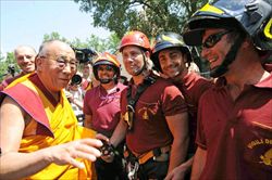 Il Dalai Lama in visita ai terremotati dell'Emilia.