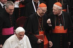 Benedetto XVI alla Scala di Milano con (da sinistra) mons. Georg Gaenswein, il cardinale Bertone e il cardinale Scola (foto e copertina Reuters).