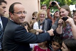 François Hollande durante una visita come neo-presidente (Ansa).