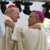 Il passaggio di testimone tra l'Arcivescovo di Milano Angelo Scola e l'Arcivescovo di Filadelfia Charles Chaput