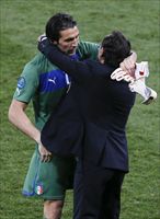 L'abbraccio tra Gigi Buffon, che ha parato un rigore, e Prandelli (foto del servizio: Reuters).