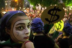 Manifestazione a Rio de Janeiro contro la mercificazione dell'ambiente e delle risorse naturali. Foto Ansa.