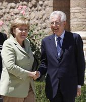Il Cancelliere tedesco, Angela Merkel, e il presidente del Consiglio dei ministri, Mario Monti, a Roma, il 22 giugno. Foto Ansa. La fotografia di copertina è dell'agenzia Reuters. 