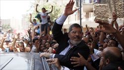 Mohammed Morsy, candidato dei Fratelli Musulmani, saluta i suoi sostenitori (foto Reuters).