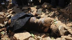 Una delle vittime degli ultimi attentati islamisti in Nigeria (foto Reuters).