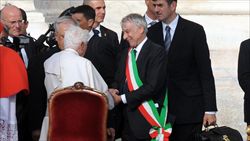 Il sindaco di Milano Giuliano Pisapia accoglie Benedetto XVI sul grato del Duomo (foto Corbis).