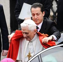 Paolo Gabriele l'ex maggiordomo del Papa, a destra di Benedetto XVI. Tutte le foto di questo servizio sono dell'agenzia Ansa. 