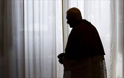 La silhouette di Benedetto XVI in Vaticano (Ansa).