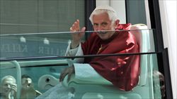 Benedetto XVI all'uscita dal Duomo di Milano (foto Fotogramma).