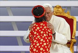 Papa Benedetto XVI  durante la Festa delle testimonianze a Bresso. Qui con la bambina vietnamita Cat Tien, 7 anni. Le fotografie di questo servizio sono dell'agenzia Ansa. 