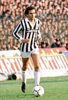 Michel Platini, che oggi ha 57 anni, con la maglia della Juventus nella quale ha giocato dal 1982 al 1987.