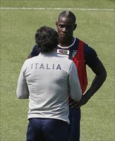 Cesare Prandelli con Mario Balotelli (foto del servizio: Reuters).