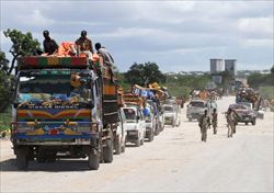Colonne di camion e auto in fuga dagli scontri tra Shabab e i soldati della forza di pace Amisom (Foto Reuters).